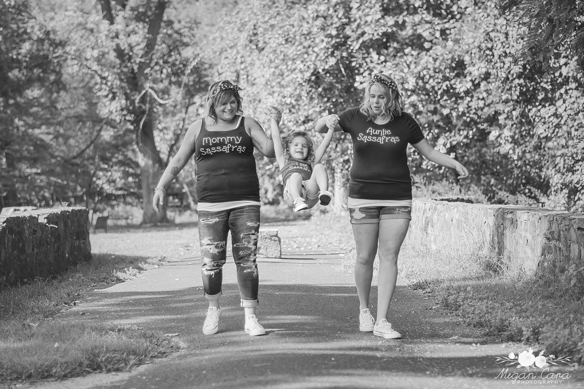 LMartinelliDRES's tweet photo. Decided to surprise my sister with family pictures for her birthday. So in love with the pictures. https://t.co/YPSS4fQqqp