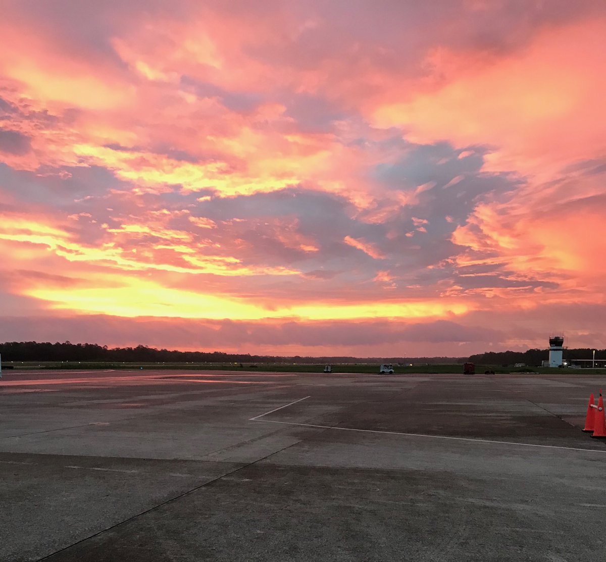 5fighting's tweet image. Good Morning GNV...GAINESVILLE sunrise for a nanosecond before the rains started again. #Delta GNV to ATL.