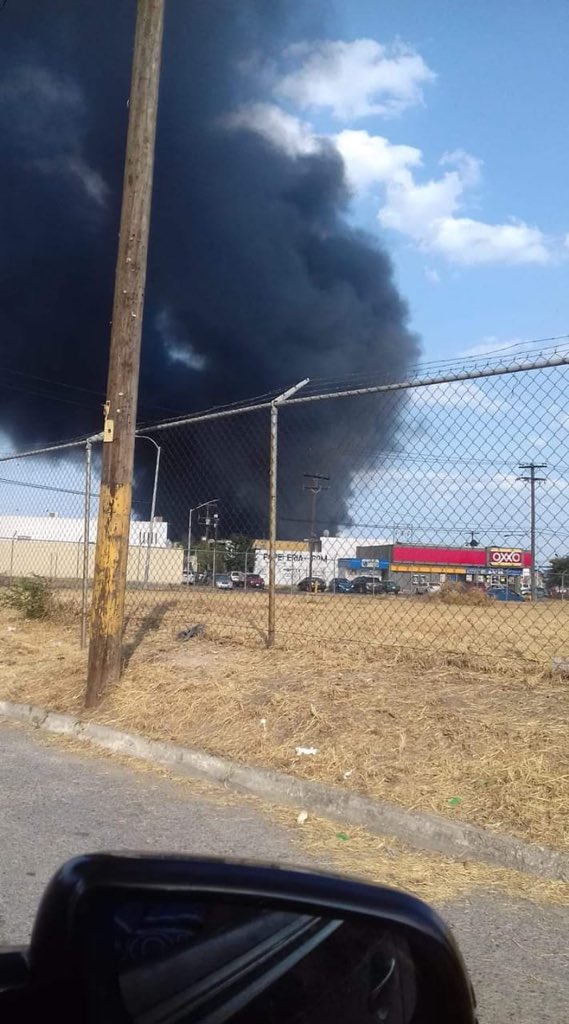 rayelizalder's tweet photo. Movilización de rescatistas de #SanNicolás tras fuerte incendio,aparentemente es una bodega de químicos, bomberos y PC acuden a Bonifacio Salinas y Del Teatro ,Hda Los Morales @Formula_Mty @MtyFollow @Cicmty https://t.co/fR5zMmbgaM