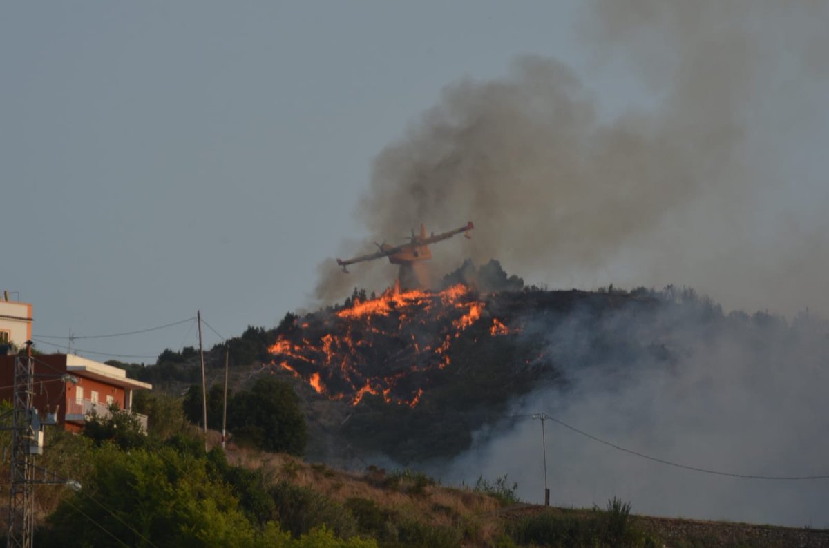Buena paliza nos hemos pegado hoy, 5 horas Badajoz-#GranCanaria y sin parar nos ha dado para ayudar con 5 descargas en el #IFValleseco #IFGranCanaria. Muchas gracias por las palabras de ánimo y agradecimiento, mañana lo volveremos a dar todo. 💪🏻🇪🇸 #43Grupo <a href="/EjercitoAire/">Ejército del Aire y del Espacio</a>