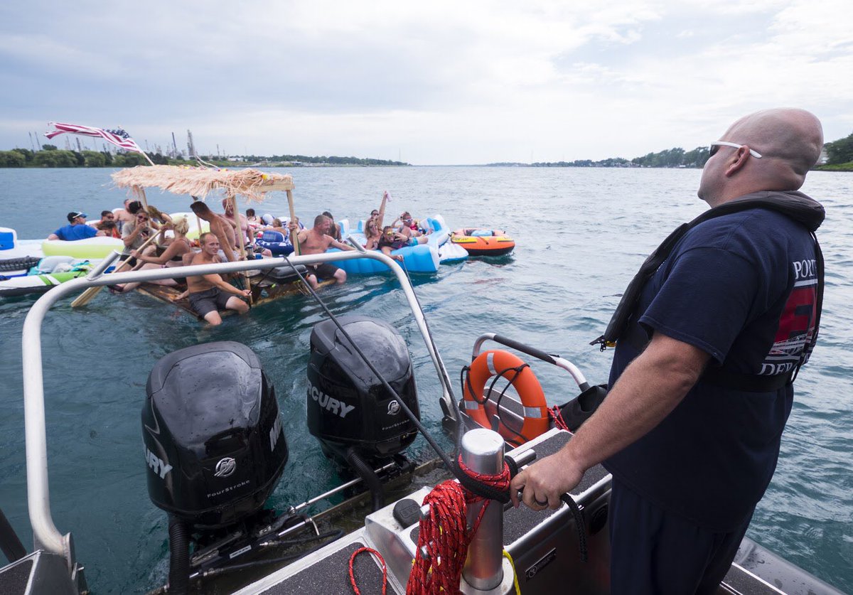 bmwellsphoto's tweet image. I’m ending my #FloatDown tweets with just a few more frames, including one of @PortHuronFire Firefighter Steve Didocha helping to tow a group of floaters on what appears to be a floating picnic table with a Tiki-style roof towards the U.S. shoreline (fourth photo).