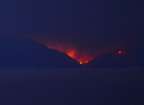 Xtracciatella's tweet photo. Que impotencia tan grande que desde Tenerife así vemos el incendio #IFGranCanaria #IFValleseco #FuerzaGranCanaria #IFTejeda #IFArtenara #IfTelde 🚨Dios mío que se acabe esta pesadilla ya 🔥😢🚨 https://t.co/1mHOj2nzZ8