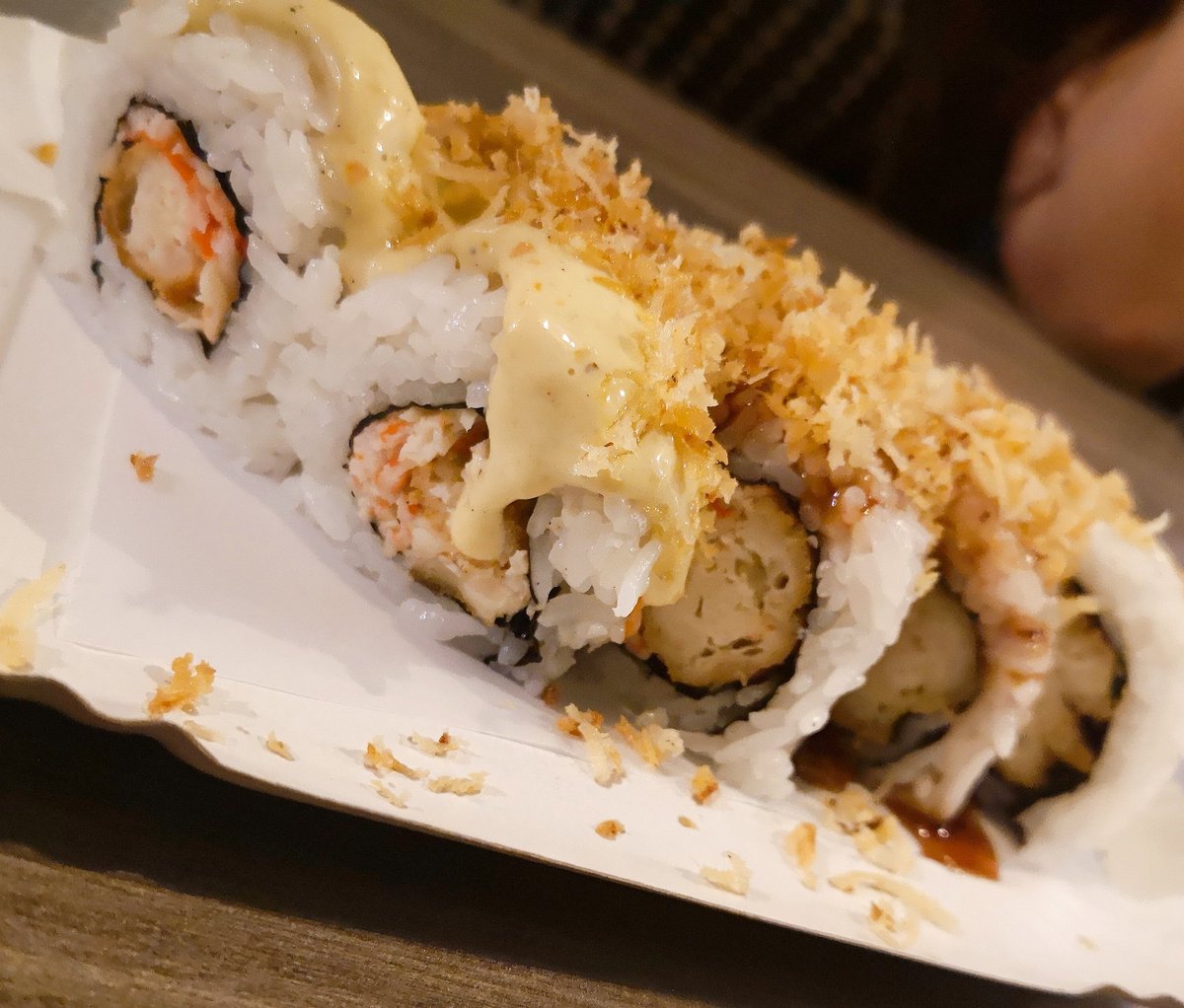 Soli919's tweet photo. Estoy con lo más top de Baranoa @AndreaUricochea probando el #yuqueroroll de @jadebaq  #sushimasterco  Delicioso 🤯 https://t.co/BpocPkc0s0