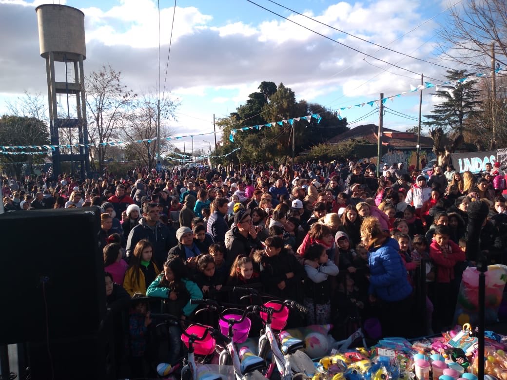 fabiangarciaok's tweet photo. #domingo felices en el #DiaDelNino por la gran participación de las familias juntos a sus hijos en la Plaza Dr. Ramil Barrio “La Perla” #temperleyeste @MunicipioLdeZ 
Gracias a tod@s 👏🏻👏🏻👏🏻👏🏻
@minsaurralde 
#CompromisoConLomas 
@gastonlassalle @JAVIERFERRETTI https://t.co/kjJnvnSQl3
