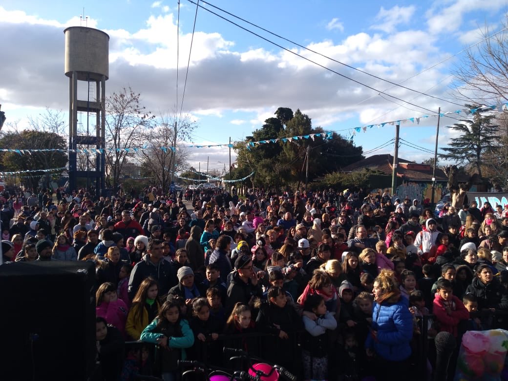 fabiangarciaok's tweet photo. #domingo felices en el #DiaDelNino por la gran participación de las familias juntos a sus hijos en la Plaza Dr. Ramil Barrio “La Perla” #temperleyeste @MunicipioLdeZ 
Gracias a tod@s 👏🏻👏🏻👏🏻👏🏻
@minsaurralde 
#CompromisoConLomas 
@gastonlassalle @JAVIERFERRETTI https://t.co/kjJnvnSQl3