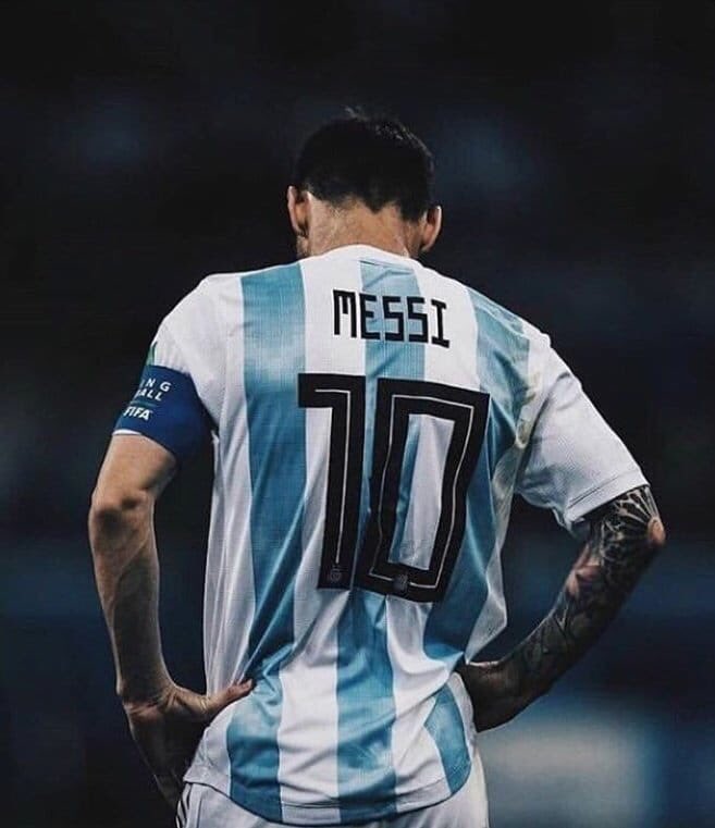 MotivacionesF's tweet photo. ►Cristiano Ronaldo es una máquina goleadora.
►Neymar es desequilibrio puro.
►Kylian Mbappé es cambio de ritmo.
►Mesut Ozil es capacidad asistidora.
►Kevin De Bruyne es visión.
►Luka Modric es distribución.
►Eden Hazard es genialidad. 

▬ MESSI es todo lo anterior. https://t.co/ziuZBFbiCt