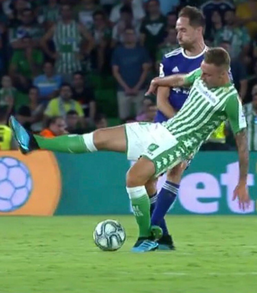 Diegolarom's tweet photo. La 1 y la 2 acción han sido Roja directa. La tercera ni amarilla. ¡Qué fácil es pitarle al Betis!. https://t.co/kTslYYEgXp