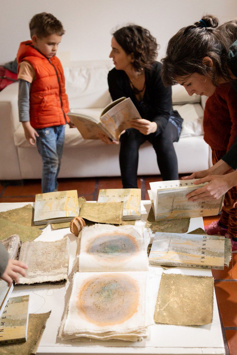 MercadoArteCba's tweet photo. #ZonaEditada 📚 Compartimos en familia con Margarita García Faure la presentación de su libro “Inmenso”, cuatro proyectos en los que la relación entre pintura y naturaleza es fundante. https://t.co/SCtGLSDPcg