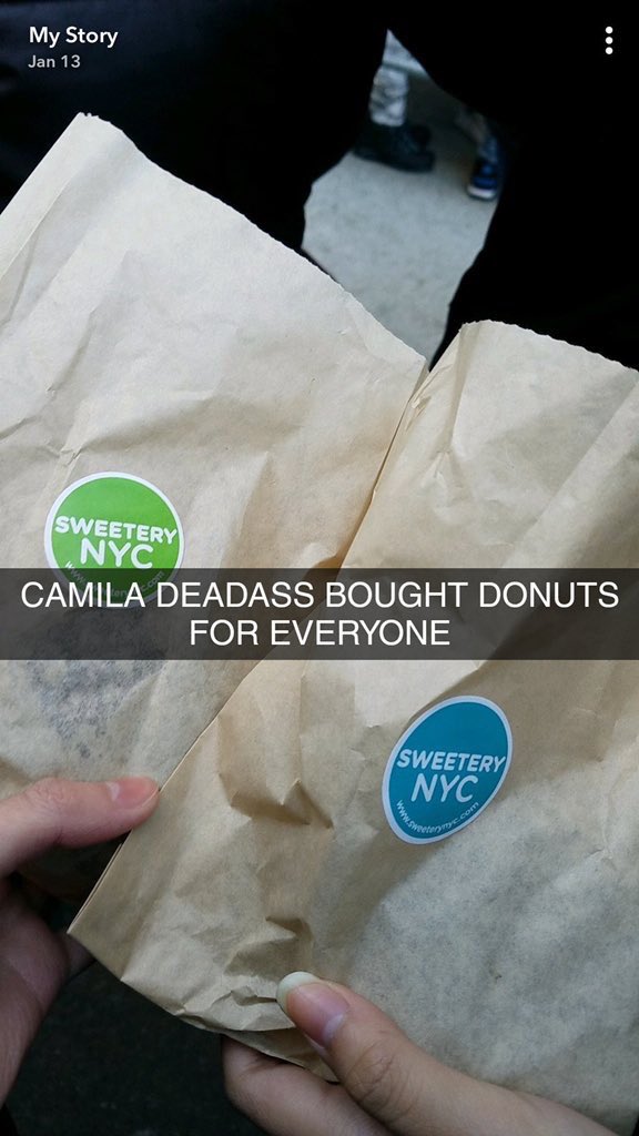 Camila paid a truck with donuts and hot drinks for the fans who were waiting for her in the cold.