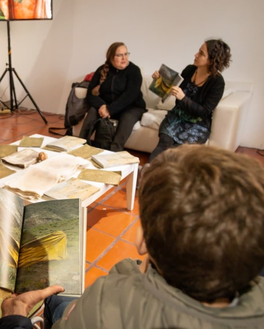MercadoArteCba's tweet photo. #ZonaEditada 📚 Compartimos en familia con Margarita García Faure la presentación de su libro “Inmenso”, cuatro proyectos en los que la relación entre pintura y naturaleza es fundante. https://t.co/SCtGLSDPcg
