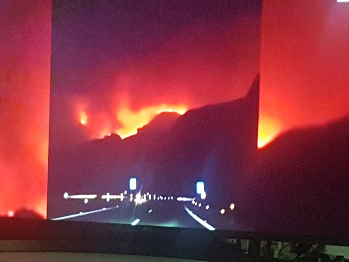 Jazzely2's tweet photo. Noche muy complicada, según últimas noticias. Sigue avanzando el fuego 🔥😭 y está descontrolado .
#IFValleseco #IFTejeda #IFCazadores #IfTelde #IFTamadaba #IFGaldar #IFArtenara #IFFagajesto #IFGranCanaria https://t.co/BECfGfV6BS