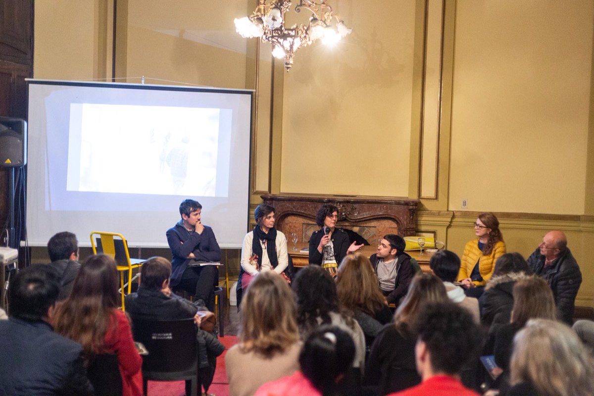 MercadoArteCba's tweet photo. 💬 Para cerrar #MAC2019 compartimos Diálogos sobre proyectos curatoriales de #MAC 🎨 

Participaron Alejandro Vila  – MAC 2014. Gustavo Piñero – MAC 2015/2016 . Carina Cagnolo MAC 2017. Elian Chalí – MAC 2018. Celina Hafford – MAC 2019. https://t.co/XZ9SK7kIDf