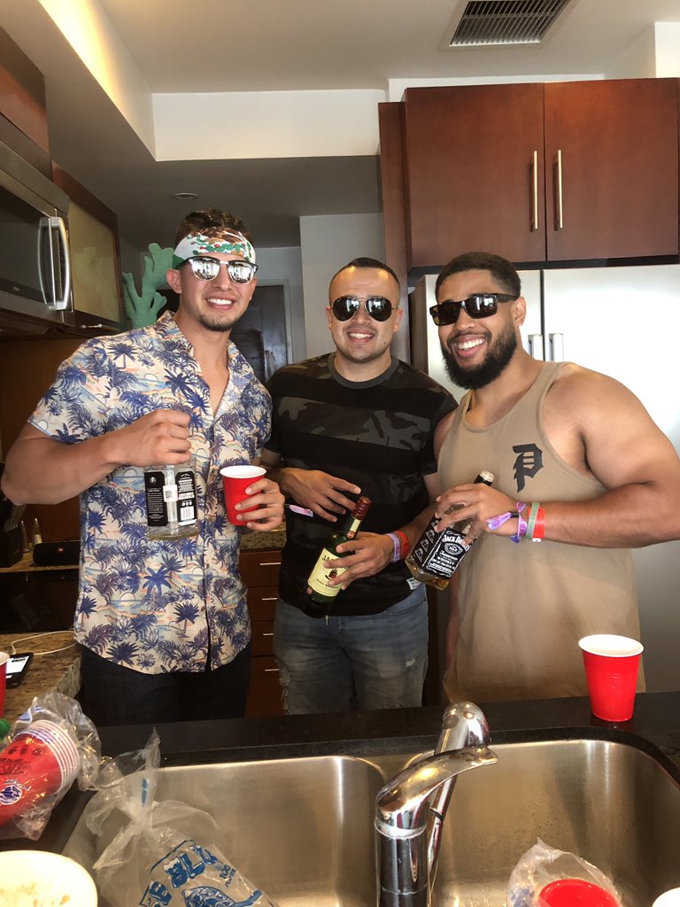 jayyymarquez's tweet photo. My friends are kinda weird, that’s why I call them Stanger Things 

#Throuple #powerthrouple #bajabeachfest #Rosarito #papasandbeer #fye #AreYouDelusional #mentalillness #GoLoko #LilBuzz #WhereYouAt #DIYJeanShorts #FyeShirt #ThankYouRosarito https://t.co/MOSI0XKiXZ