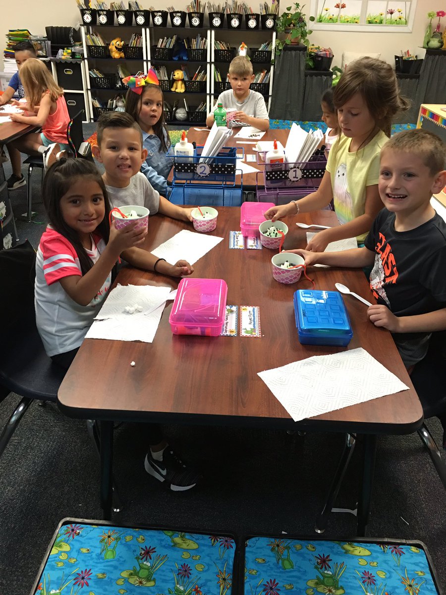 firstiefrogs's tweet photo. We loved our first week in first grade @DISDYoung https://t.co/wkdvHg78KS