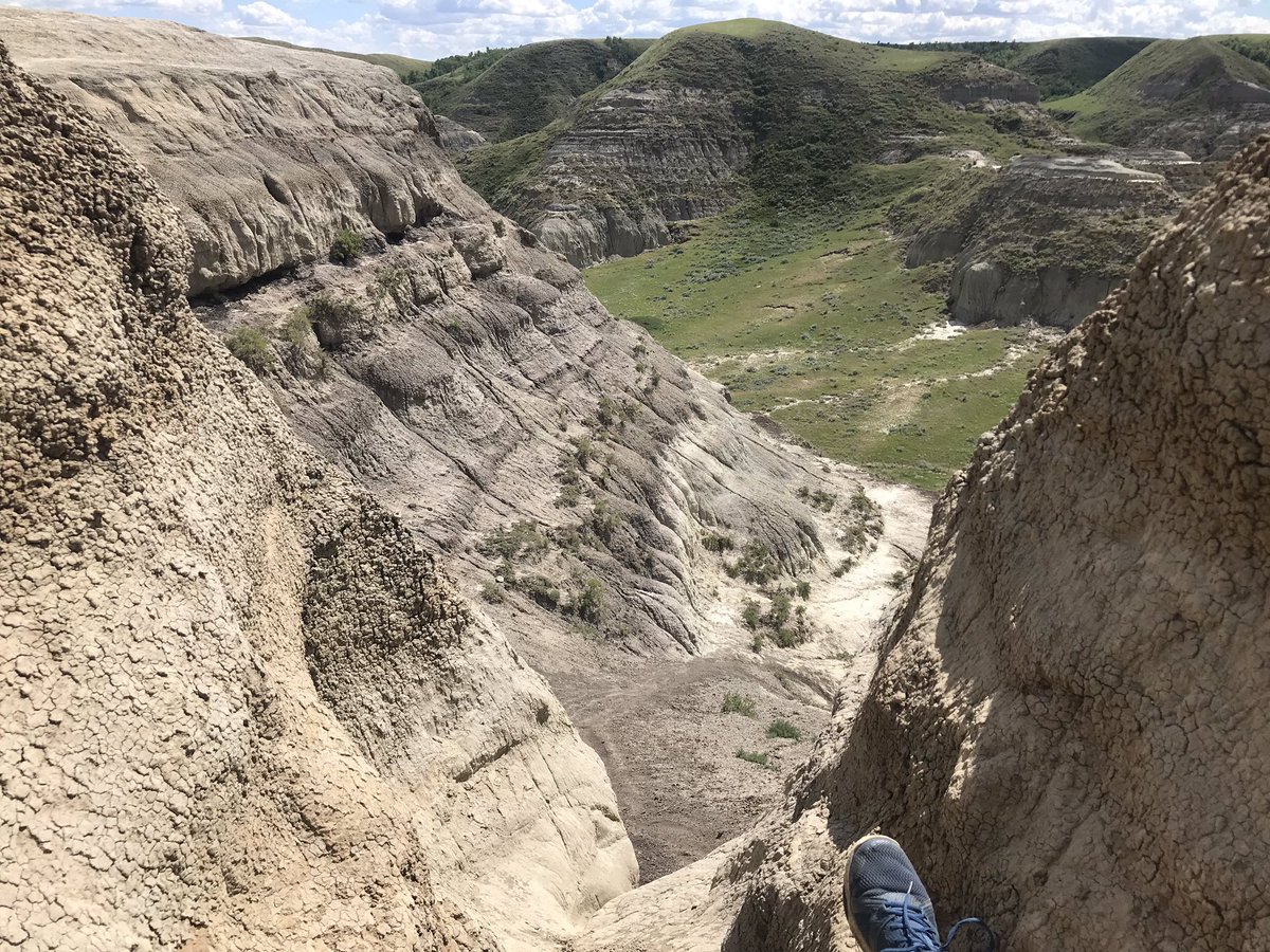 Kelly_Tiller's tweet photo. Day-trip south to climb some SK mountains today 🌾🏔#castlebutte #bigmuddy #exploresask https://t.co/zt1AtzMYsi
