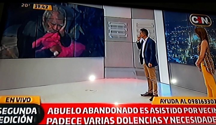 TAEILH0LIC's tweet photo. Hola Gente, tengo una noticia muy triste para darles, este abuelito ha sido abandonado en un hospital, los enfermeros lo sacaron de allí porque no lo podían tener por mucho tiempo, ahora volvió a su casa, vive en muy mal estado y necesita ayuda; continuo en el siguiente hilo. https://t.co/ZccDAHCfpw