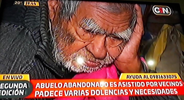TAEILH0LIC's tweet photo. Hola Gente, tengo una noticia muy triste para darles, este abuelito ha sido abandonado en un hospital, los enfermeros lo sacaron de allí porque no lo podían tener por mucho tiempo, ahora volvió a su casa, vive en muy mal estado y necesita ayuda; continuo en el siguiente hilo. https://t.co/ZccDAHCfpw
