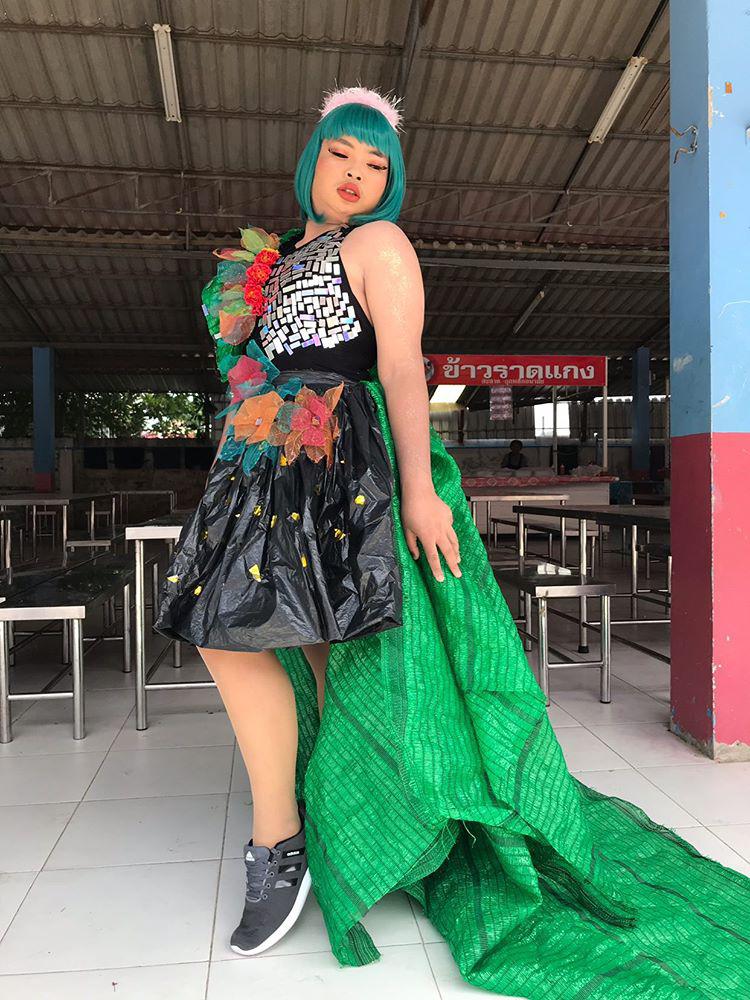 AphisitYongram's tweet photo. เฟียสมากแม่ มงลงแล้วว #scienceday2019
#missrecycle #ชุดรีไซเคิล https://t.co/D1kOxpwsrm