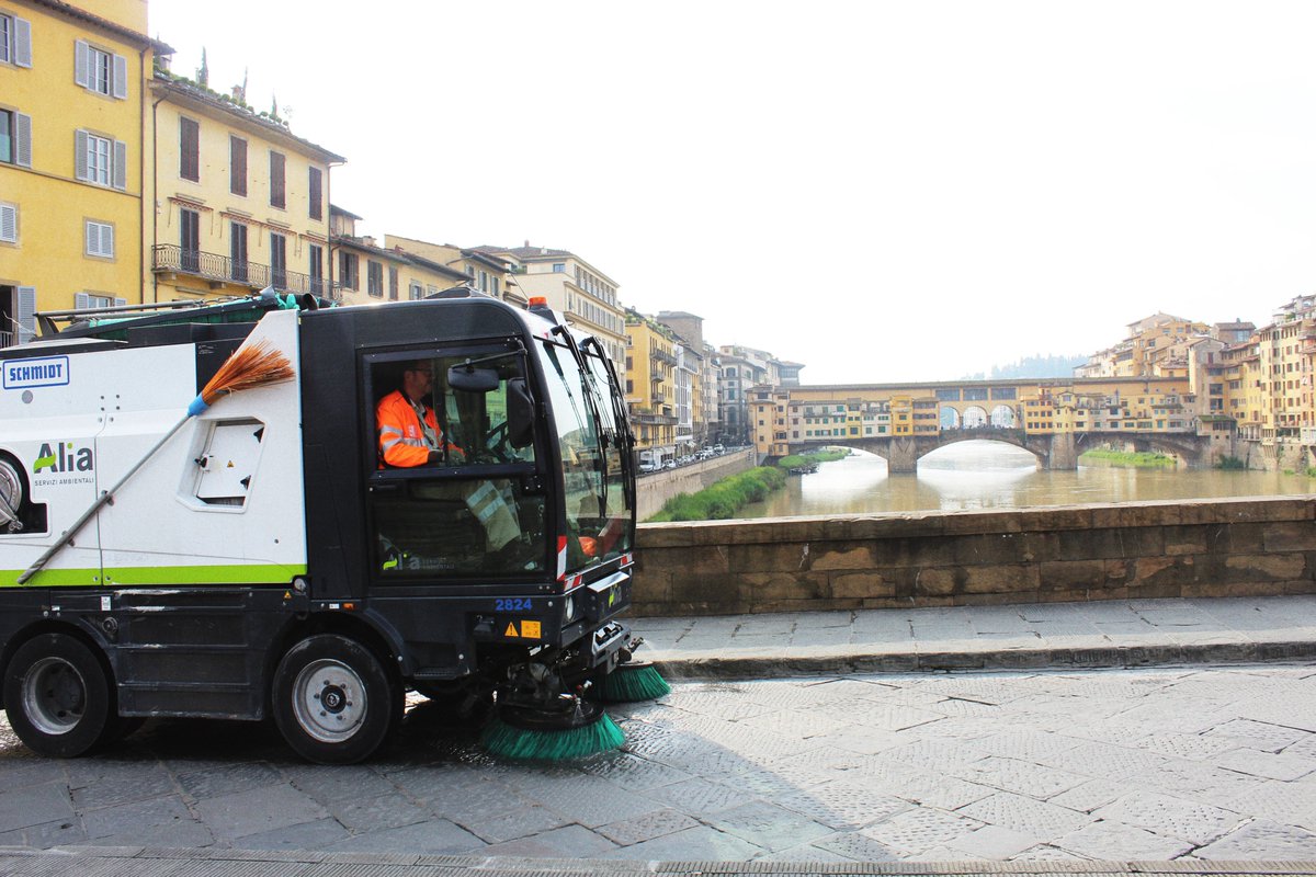 #Firenze, da stanotte su tutto il territorio comunale torna regolare lo #spazzamento notturno delle strade di #Alia : occhio al cartello di divieto di sosta per pulizia strade!