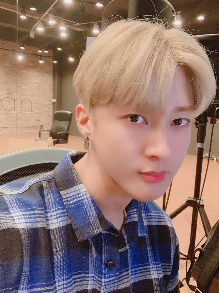 twt_VAV's tweet photo. [#ACE] 우리 뱀즈 월요일 힘내라고 셀카 투척 하하 😜😝 힘내라 힘><!! https://t.co/Z57zDJxUl6