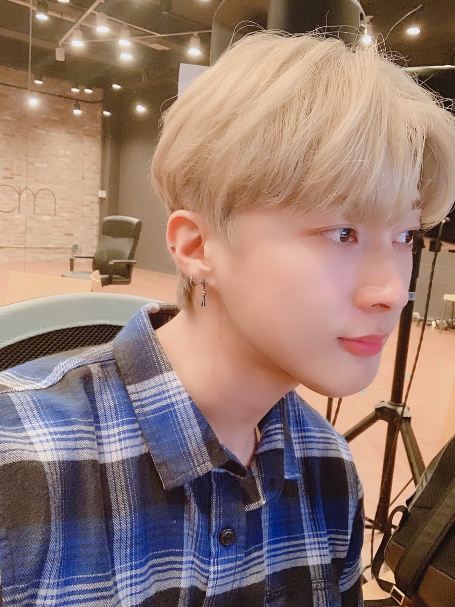 twt_VAV's tweet photo. [#ACE] 우리 뱀즈 월요일 힘내라고 셀카 투척 하하 😜😝 힘내라 힘><!! https://t.co/Z57zDJxUl6