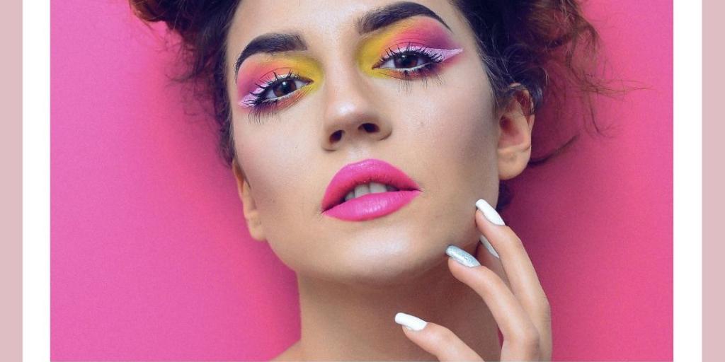 FoxyFamous's tweet photo. There's nothing like a splash of colour to brighten up your look. So glide on some colours and signup for Foxy's brand new collaboration 'Let Your Eyes Talk'.

#foxy #foxyfamous #bfoxy #beauty #beautyguru #artist #makeupartist #eye #eyemakeup #eyepallete https://t.co/JbnTAL9KDy