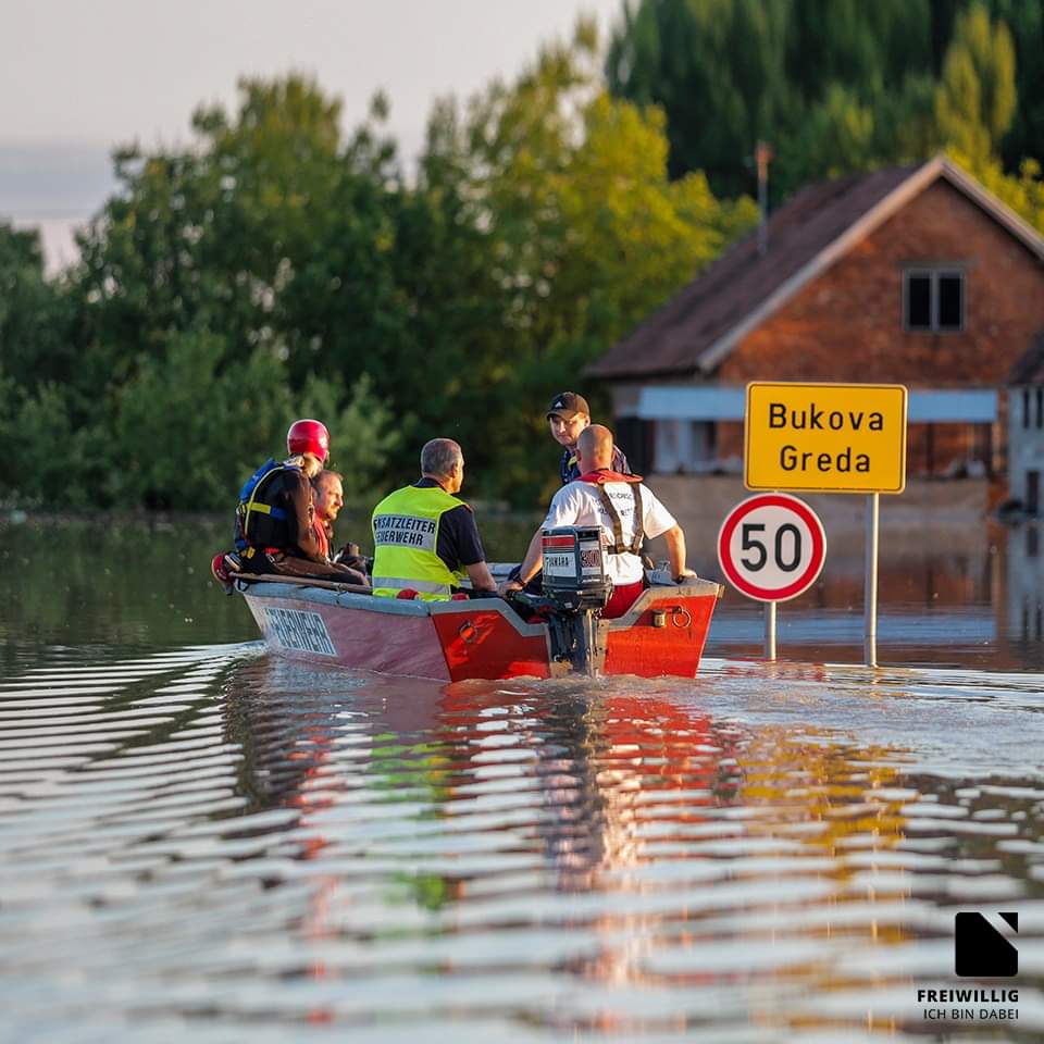 FreiwilligenWeb's tweet photo. Freiwilligenkalender 2019 – KW 34!

Vielen Dank an den Nö. Landesfeuerwehrverband für euer grenzüberschreitendes Engagement &amp; während der Hochwasserkatastrophe in Bosien-Herzegowina 2014. 48 Helfer mit 8 Booten unterstützten die Einsatzkräfte vor Ort 

Vielen Dank dafür! ❤️ https://t.co/cGmYeU7y62