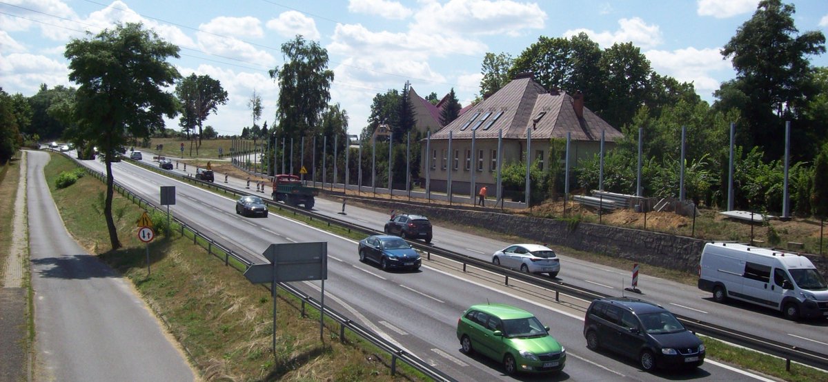 GDDKiA_Katowice's tweet photo. Od dziś montowane będą wypełnienia ekranów akustycznych wzdłuż #DK1 w m. #Wrzosowa, kier. #Katowice. To oznacza zawężenie jezdni do jednego pasa. Ruch będzie możliwy tylko lewym pasem. Utrudnienie planowane do 23.08.
@GDDKiA https://t.co/i16kZsqNVi