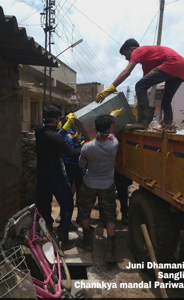 ABS_Indian's tweet photo. Team of 150 volunteers from #ChanakyaMandalPariwar,  relentlessly worked for a 6 days in flood hit Kolhapur and Sangali districts.We believe in "Service of Jiva is Worship of Shiva" https://t.co/axgF3WUPpn