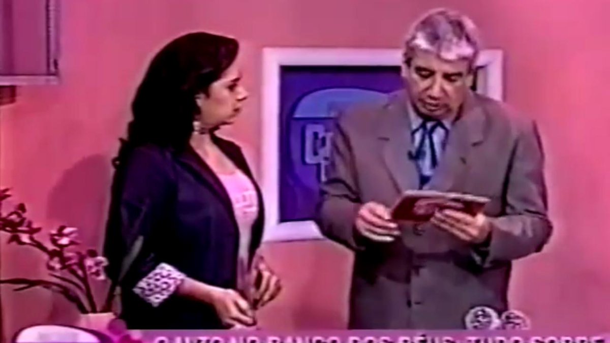 tvehumor9's tweet photo. Sílvio Santos criou uma chamada épica que garantiu a audiência do elogiado #ProgramaCorDeRosa QUE É UM PROGRAMA COR DE ROSA? UM PROGRAMA PODE SER BRANCO, PRETO, VERMELHO, CINZA E ROXO? AGORA COR DE ROSA VOCÊ SABE O QUE É? NÃO SABE DESCUBRA SEGUNDA 17:30 NO SBT
#ParabénsSBT38Anos https://t.co/mrFC6O10Km