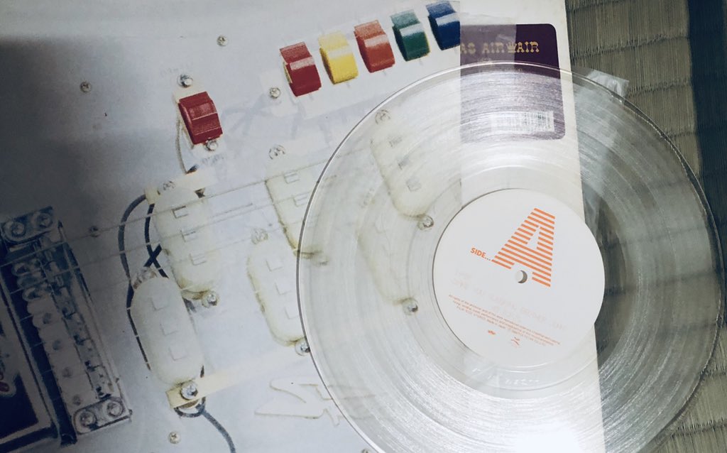 AllAboutAmnesiA's tweet photo. もし全 #AIR のレコードを見つけて金銭的に一枚しか購入できない状況があるとしたら迷いなく「彼」をレジに持っていくと良い。【初期衝動】として語られがちな4曲は実は一貫したサウンドスケープが広がるのが繊細な針が盤面を彷徨うシステムだからこそ気付く点多し。アートワークも最高だし
#AIRecords https://t.co/OKPTGKr5QP