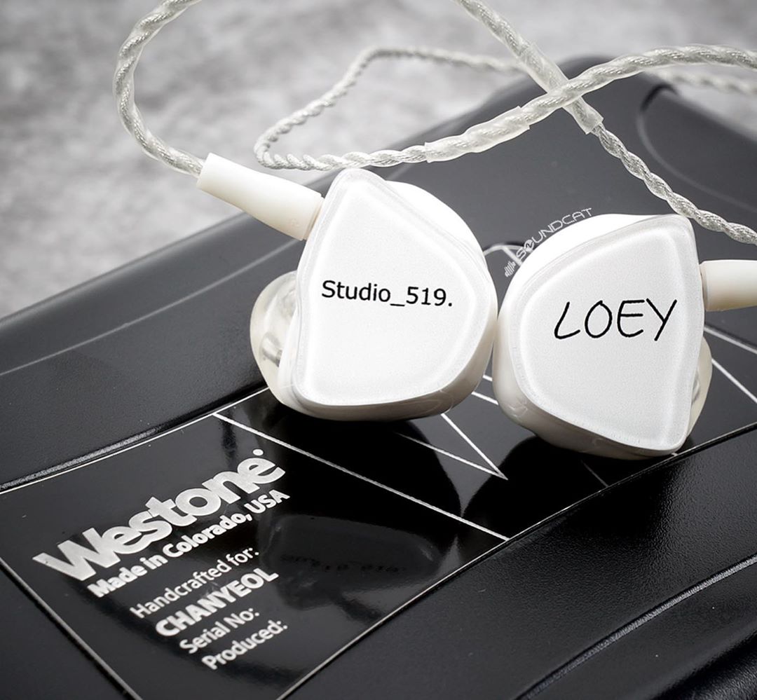 My_EXO's tweet photo. [INSTAGRAM] Zound Custom Gallery update - Chanyeol's customised in-ear

엑소 찬열님의 커스텀인이어
깔끔한 화이트바디위에 커스텀아트
깔끔해서 눈에 확들어와👀💓
:
#Westone #ES80 #엑소 #EXO #찬열 #ChanYeol #엑소인이어 #찬열인이어 #있어희미하게 #Loey https://t.co/F5uYIQqjZy