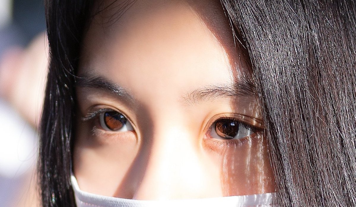 chaehours's tweet photo. look at chaeyoung's eyes in the sun tho https://t.co/cJ9iaNFvO4