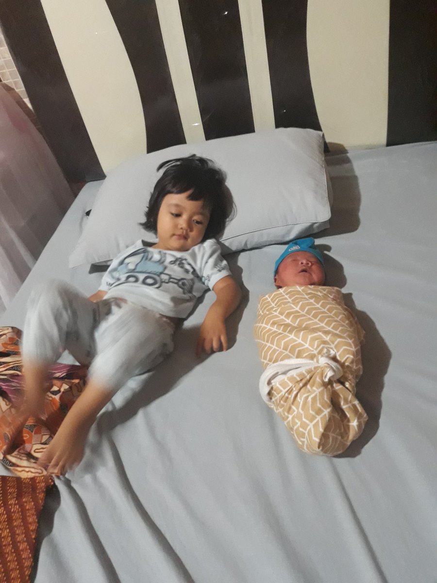 2 potongan kebahagiaan 💙 rumah makin berantakan, tampilan makin awut2an, tone suara seringnya ditinggikan
Mari sebut keadaan ini bahagia ❤❤❤