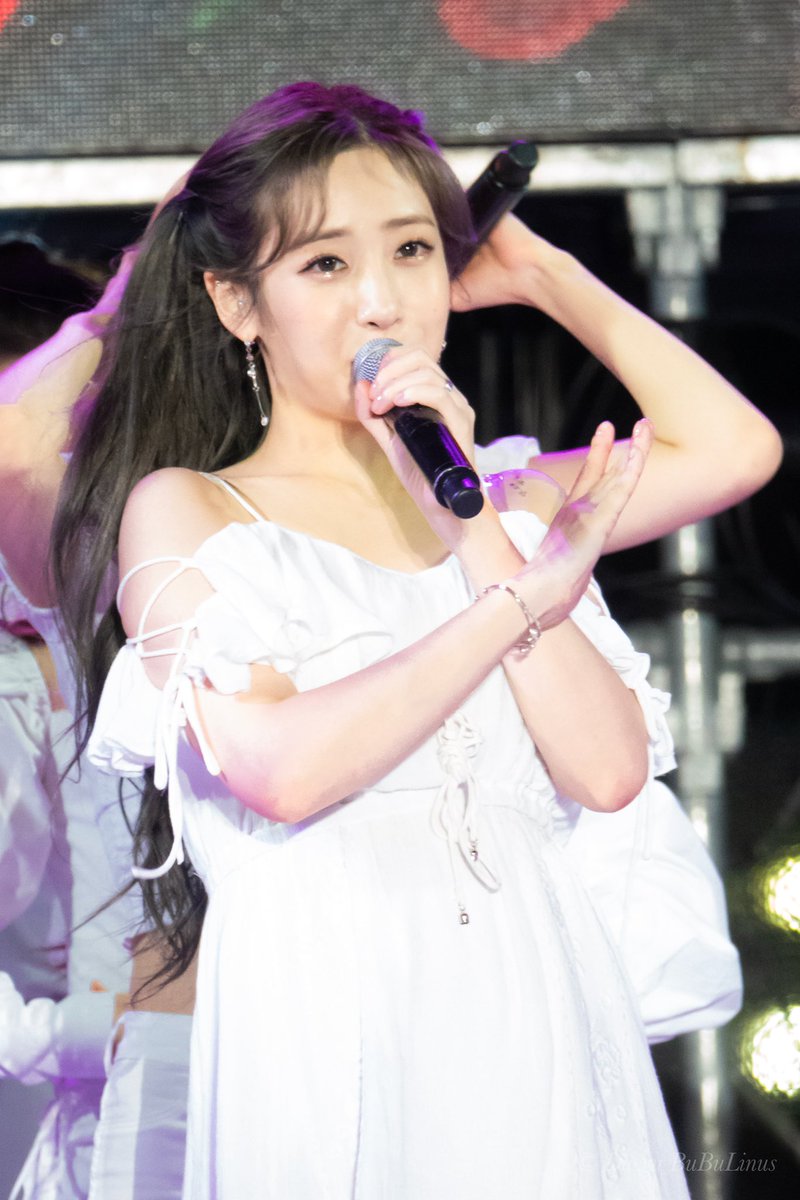 ppica2000's tweet photo. 190817 포항 #KimaWeek #Lovelyz #러블리즈 #유지애 #쟤디 이것이 #노브레인 #이성우 님이 말씀하신 러블리즈보살님의자애로운미소 https://t.co/Qb3b3UIeb3