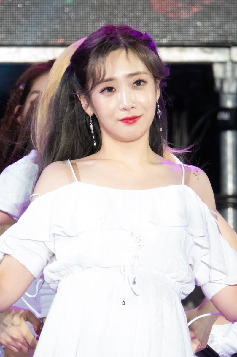 ppica2000's tweet photo. 190817 포항 #KimaWeek #Lovelyz #러블리즈 #유지애 #쟤디 이것이 #노브레인 #이성우 님이 말씀하신 러블리즈보살님의자애로운미소 https://t.co/Qb3b3UIeb3