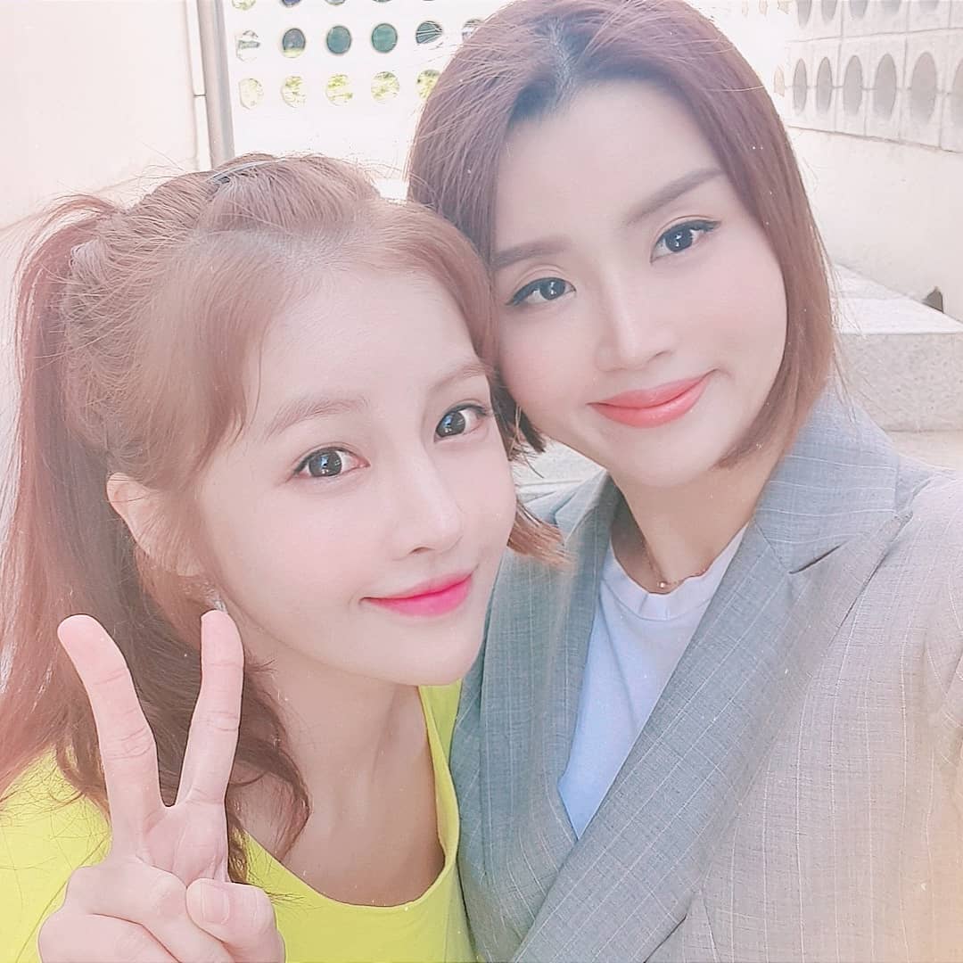 Boram_IG's tweet photo. 🔸 Instagram
늘 밝고 긍정적이고
배울점이 참 많은, 
반듯한 모습이 멋진 울언니♡
내가 많이 사랑하지요 -
ㆍ
ㆍ
이젠 없으면 안될 그런 존재♡
.
.
.
.
https://t.co/KYFB2m9D10 https://t.co/pPmdqbDKnQ
