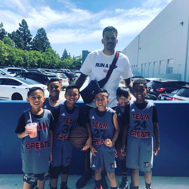 Shoutout to <a href="/Matt_Barnes22/">Matt Barnes</a> who in between changing one son’s diapers and coaching the other took time out for our <a href="/CreateHoops/">Eddie Perez</a> 9u team. #superdad #mansman