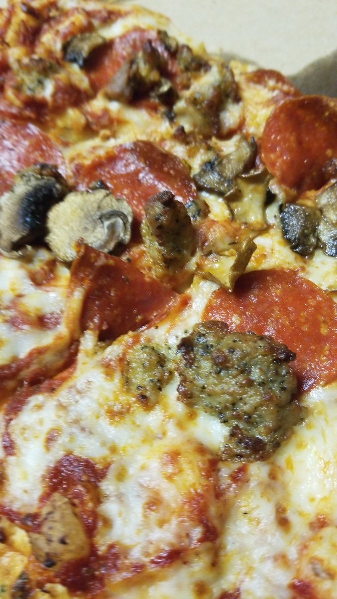 madddiewill's tweet photo. thankful for #DominosOffreMoiUnAnDePizza https://t.co/D11zlwxm8E