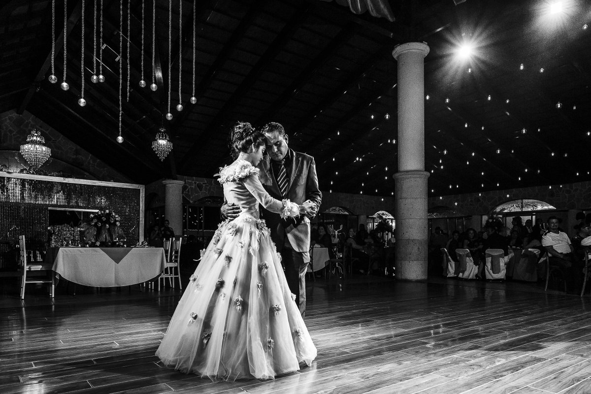 deuxstudio7's tweet photo. Momento especial, bailando, flotando entre nubes, momento congelado, el tiempo se detiene y todo a su alrededor se convierte en pintura; un cuadro para siempre
#fotografo #fotografoenguadalajara #fotografodemomentos #canon #canonmaxicana #xvaños #mariajose #misxv #guadalajara https://t.co/LMIJ5dtffe