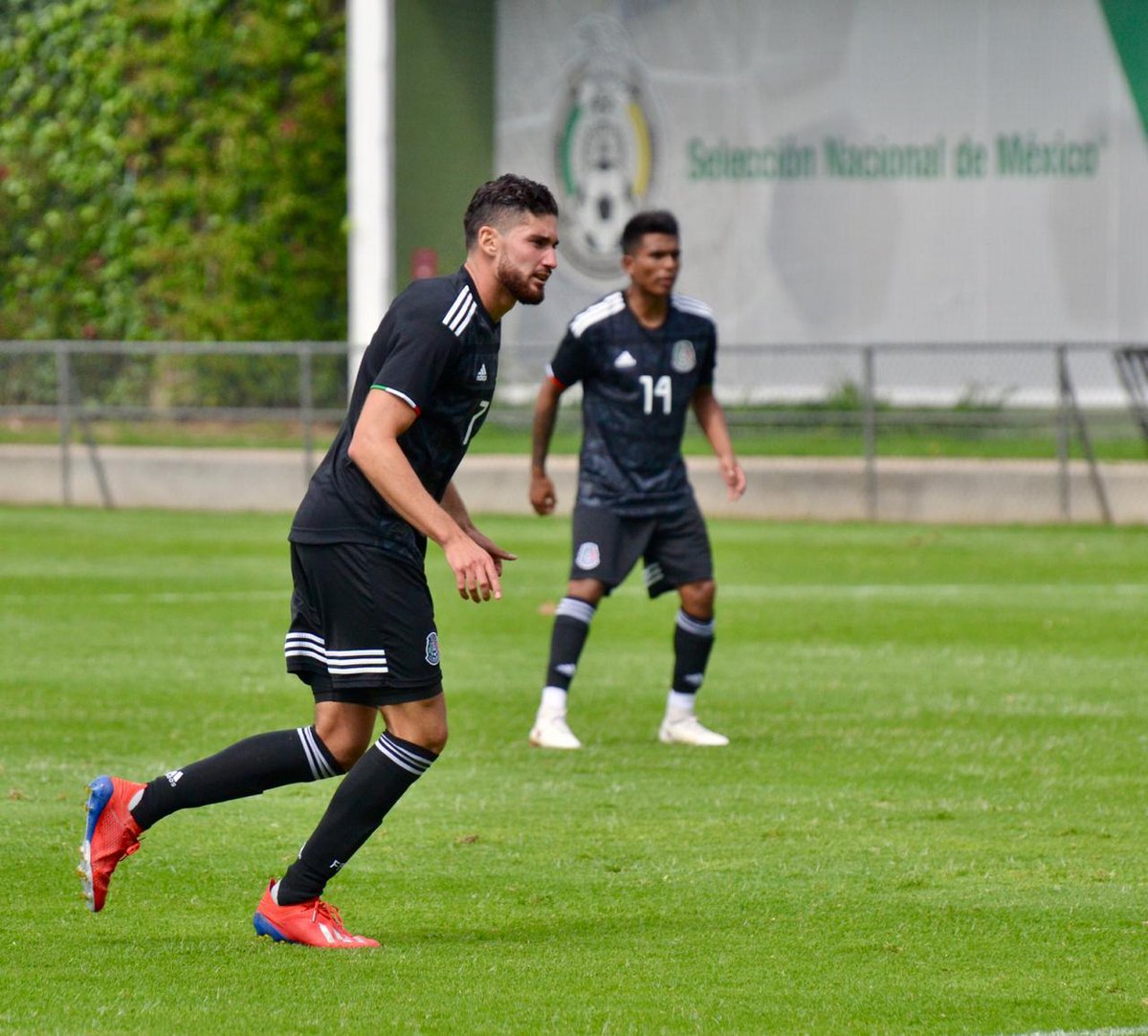 #ConvocadosMX | In today's last match. 🇲🇽⚽️😎

<a href="/Club_Queretaro/">Gallos Blancos 🐓</a> beat <a href="/fcjuarezoficial/">FC Juárez</a> two-nil. 

🐴 <a href="/Esquivel_mtz19/">joaquin esquivel</a> played 68' minutes. 

🐔 @Luis3Romo played 90' minutes. 
🐔 <a href="/PaoloYrizar/">Paolo</a> played 28' minutes. 

#PasiónyOrgullo | #FMFporNuestroFútbol