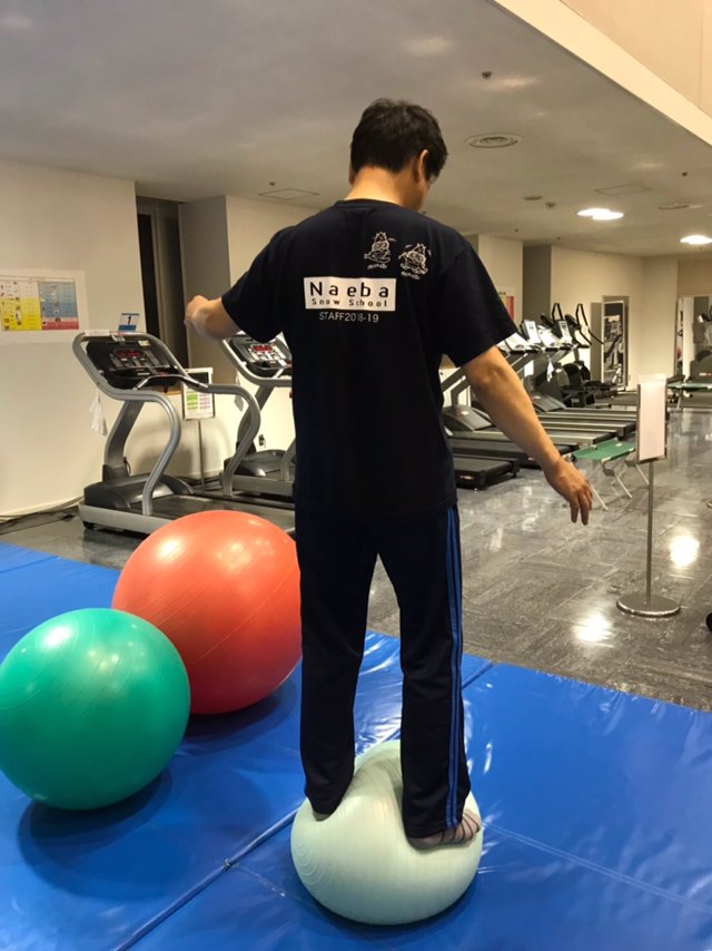 はっち 腰周りが痛い 筋肉痛か 昨日のトレーニングルームは貸切だったから 色々やりすぎた バランスボールに立つのが1番面白かった