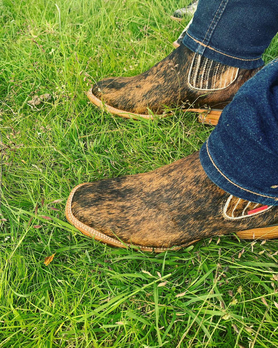 BotinesDMendez's tweet photo. #Botin #Vaquero #goodyearwelt #pelodevaca  #sueladecuero #cowhideboots #cowhidebooties #haironhideboots #botinesdmendez #botasybotinesdmendez #goodyearwelted #hechoenmexico #artesanal #hechoamano #cowboyboots #cowgirlboots #botincharro #botinescharros #relationshipgoals #grass https://t.co/M80KnHNSN5