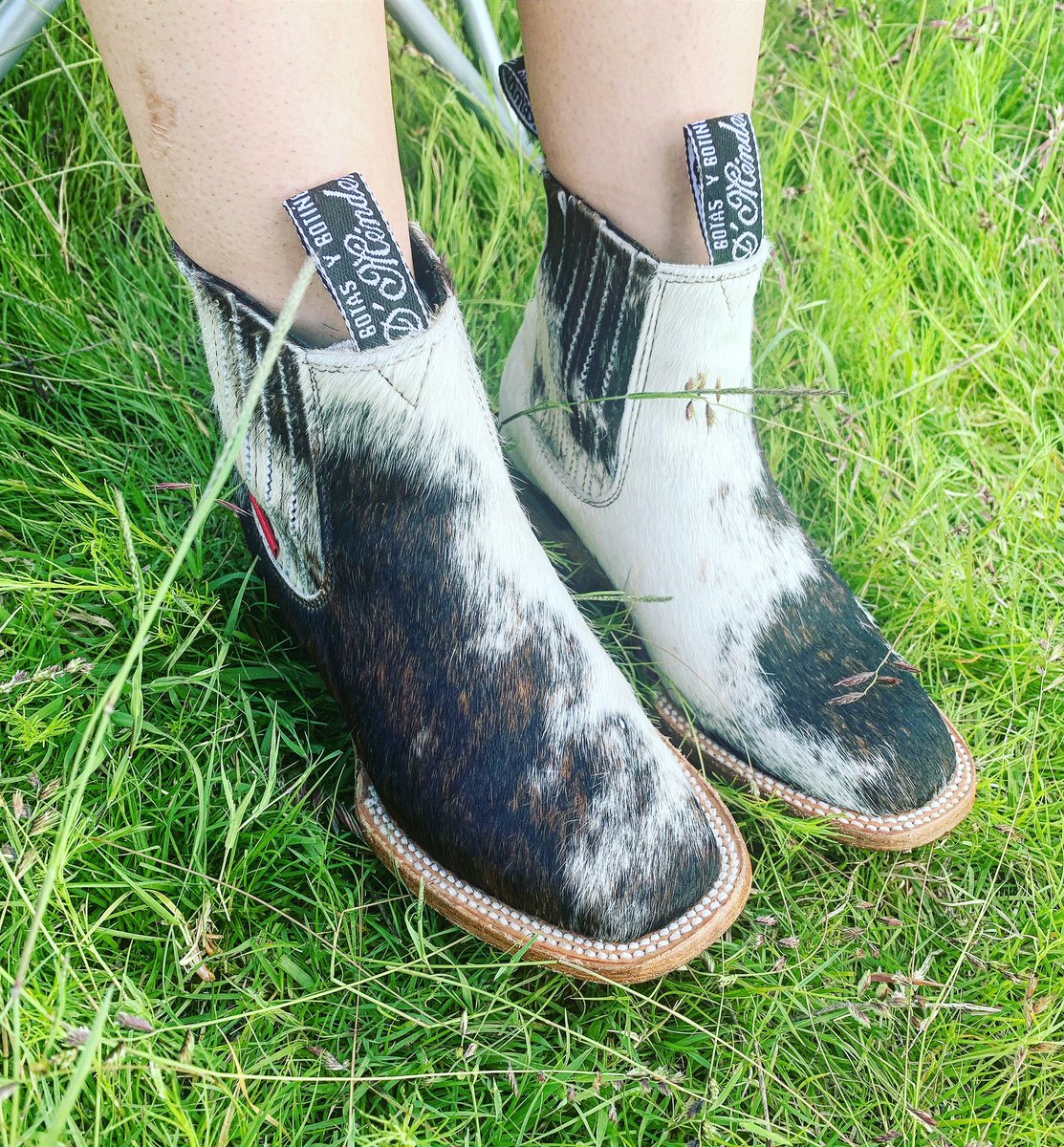 BotinesDMendez's tweet photo. #Botin #Vaquero #goodyearwelt #pelodevaca  #sueladecuero #cowhideboots #cowhidebooties #haironhideboots #botinesdmendez #botasybotinesdmendez #goodyearwelted #hechoenmexico #artesanal #hechoamano #cowboyboots #cowgirlboots #botincharro #botinescharros #relationshipgoals #grass https://t.co/M80KnHNSN5