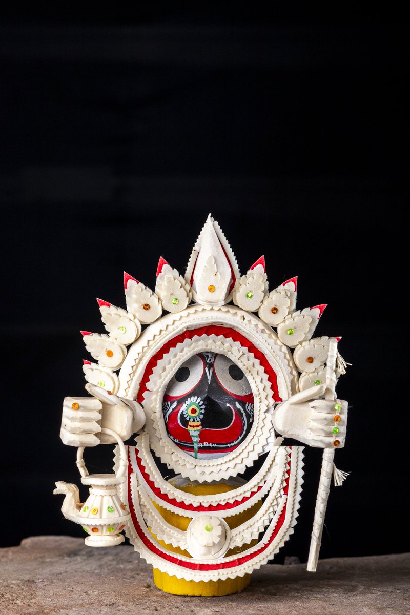 kalabhoomibbsr's tweet photo. Famous in Puri & Raghurajpur, #SholapithCraft is used to create not only decoratice items but also to decorate the deities in the temple. The tahia, a floral headgear of the deities, is made using sholapith.The idols are made by joining innumerable pieces together. https://t.co/qmRU3M4ZuW