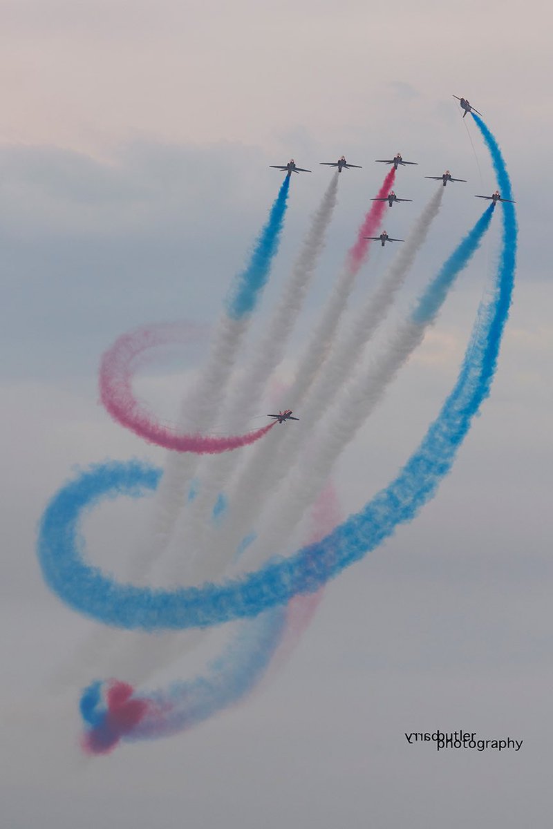 barrybutler9's tweet photo. Tornado, courtesy of the Red Arrows at the Chicago Air & Water Show this weekend. #airshow #chicago #news @ChicagoDCASE https://t.co/egGMRcZf1F