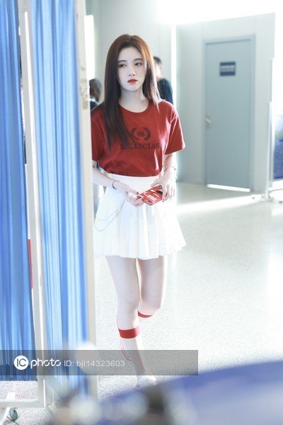 Imaginechina1's tweet photo. Chinese actress Ju Jingyi flaunts stunning beauty and slender figure at Beijing airport #JuJingYi #JingyiJu #Kikuchanj #鞠婧祎
https://t.co/Vten6PAG9v https://t.co/cSykOWXByv