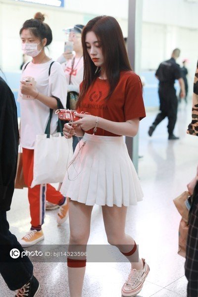 Imaginechina1's tweet photo. Chinese actress Ju Jingyi flaunts stunning beauty and slender figure at Beijing airport #JuJingYi #JingyiJu #Kikuchanj #鞠婧祎
https://t.co/Vten6PAG9v https://t.co/cSykOWXByv