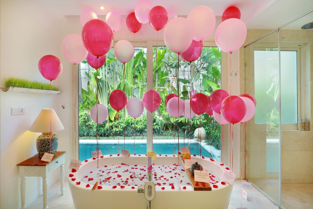 Romantic flower petals and helium balloon decoration on bathtub at Aleva Villa.
#romnticvibes #honeymoonvibes #romanticvilla #romanticsurprise #luxuryvilla #floatingbreakfast #privatepoolvilla #villabali #indonesia