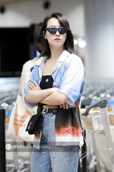 Imaginechina1's tweet photo. Chinese singer and actress Victoria Song shows trendy and cool look at Beijing airport #VictoriaSong #SongQian #VictoriaSongQian #宋茜
https://t.co/OQ90T3nbot https://t.co/HFx11srS0O